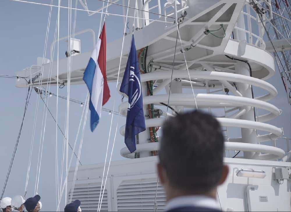 The changing of the flag marks a special moment. The ship now flies the Dutch and brand flags. 