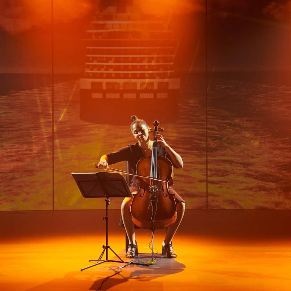 A cellist beautifully closed the ceremony. 