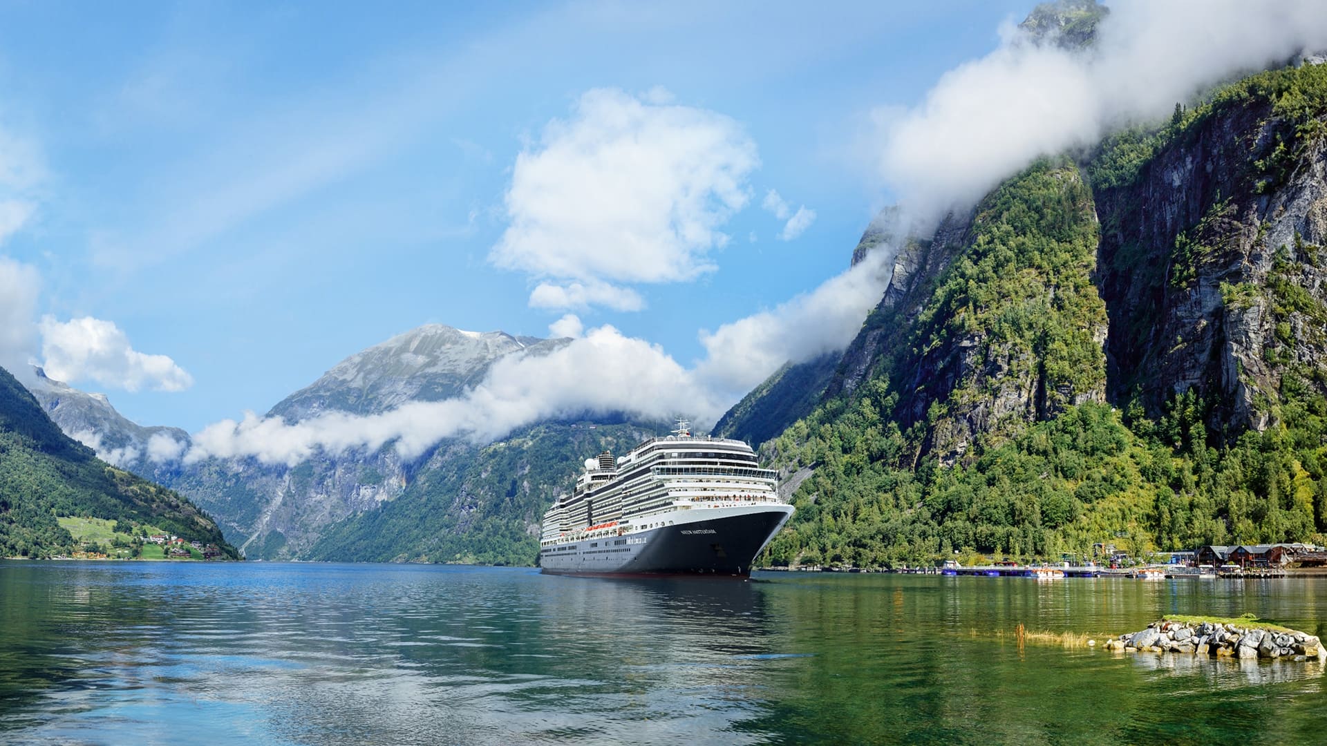 Post: What to Wear in Norway in Summer: A Traveler’s Guide