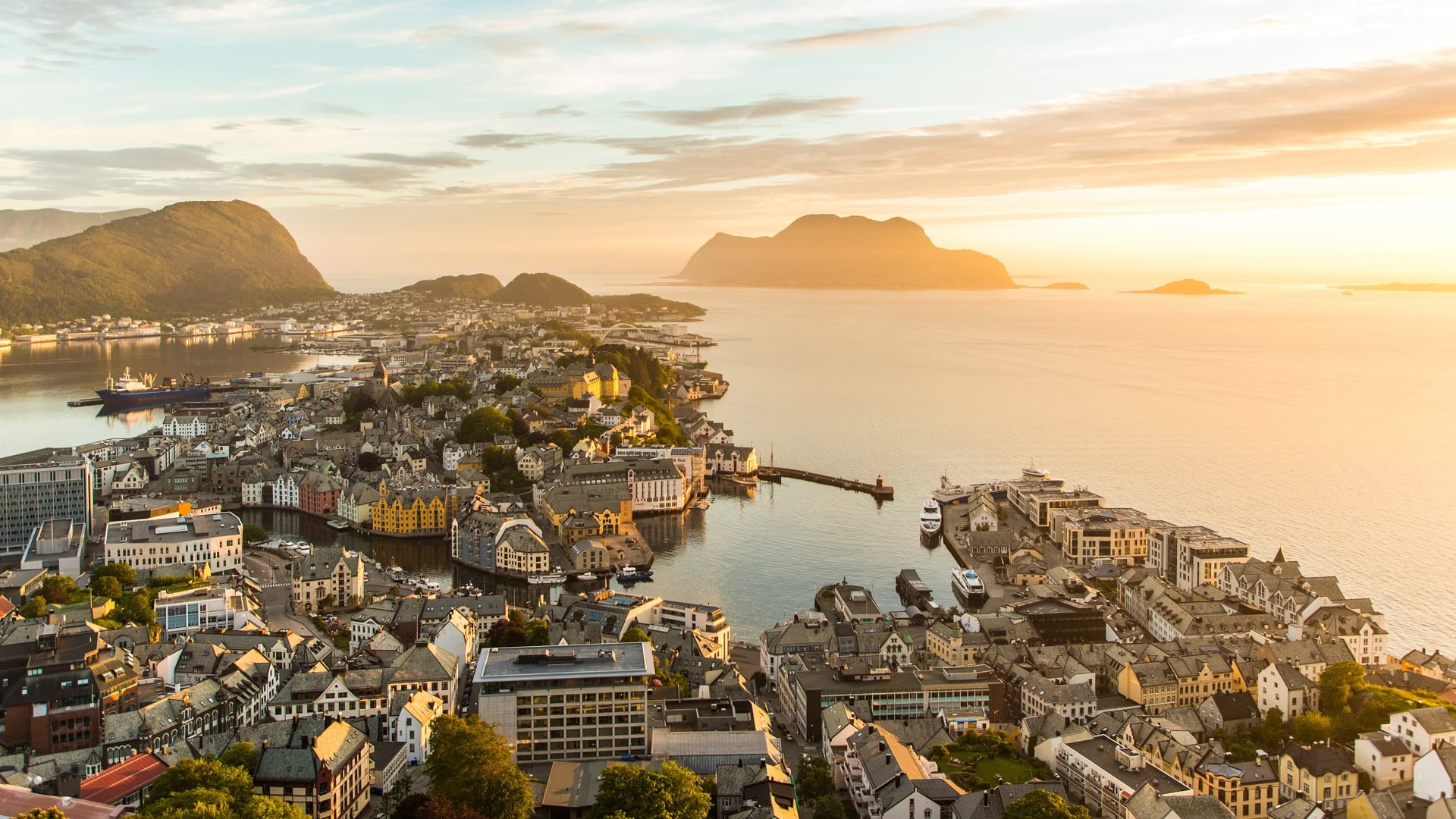 A view of the Alesund’s Art Nouveau city buildings stretched out into the water.