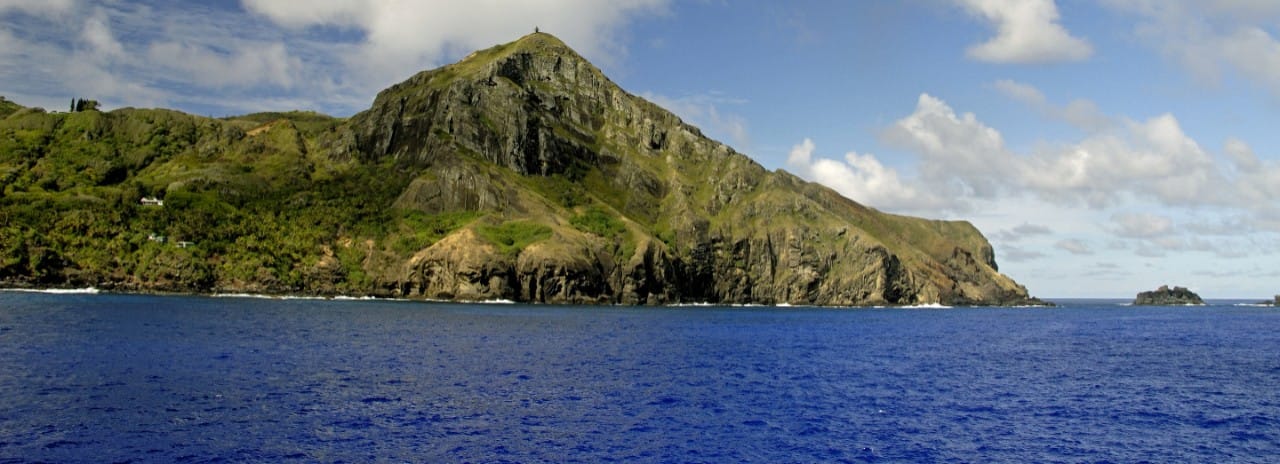 A view of the water and the Pitcairn Islands.