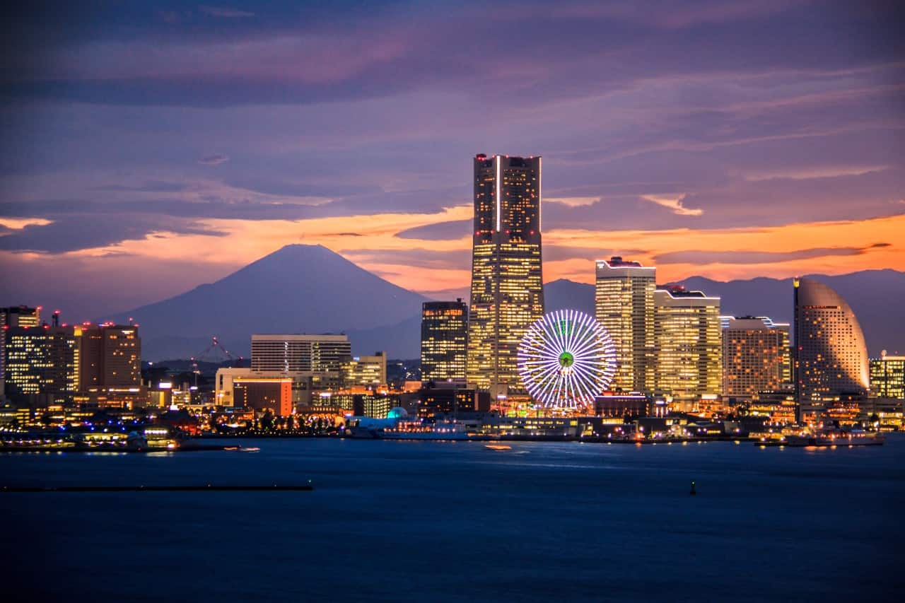 ベイブリッジスカイウォークから横浜港とみなとみらい夜景と黄昏富士山