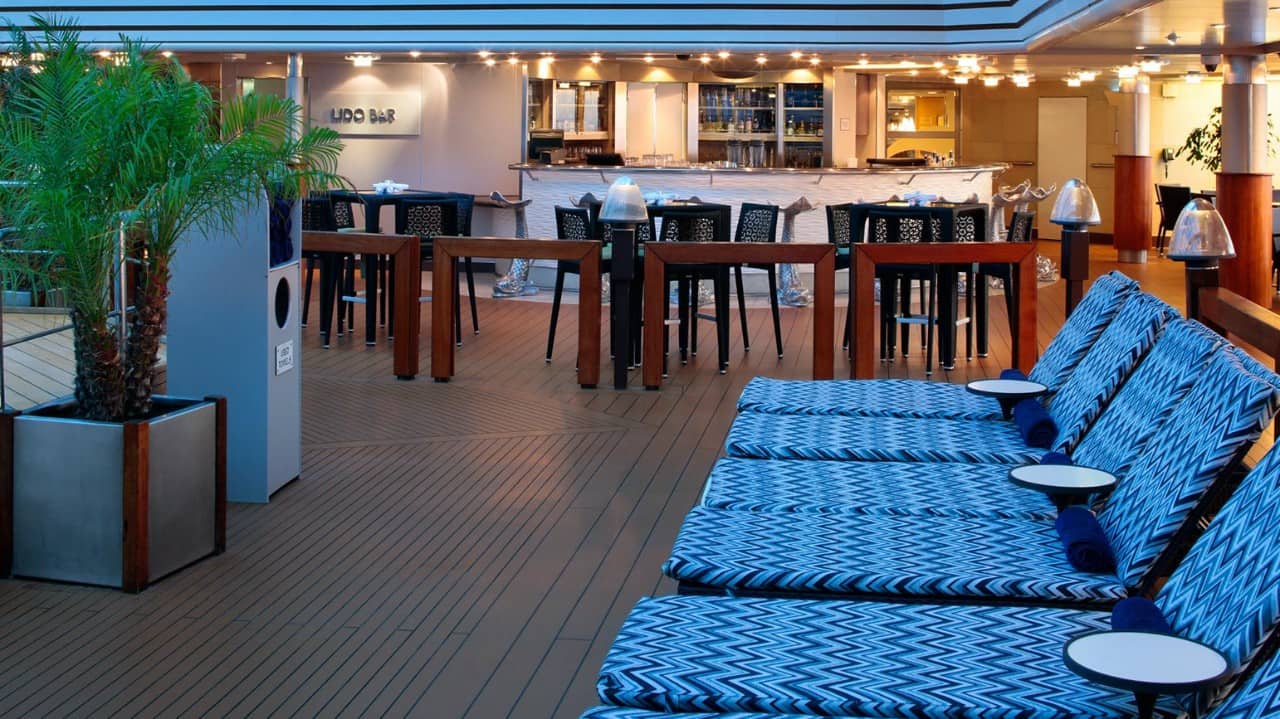 Lido Bar aboard Holland America Line's Nieuw Amsterdam